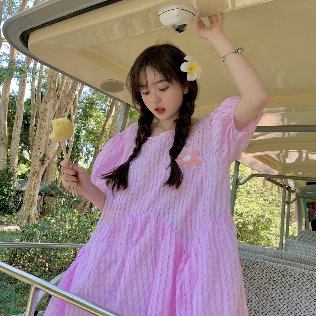 Đầm (váy) babydoll hồng có hoa trên ngực Korea (Hàn Quốc)