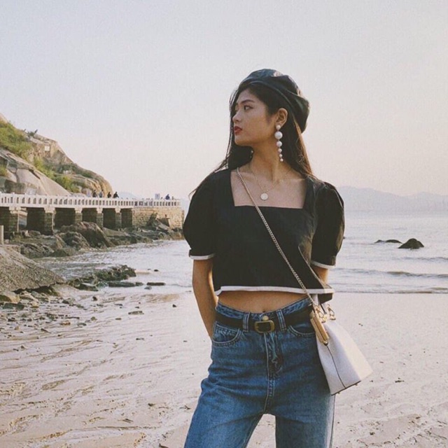 Áo croptop tay phồng cổ vuông