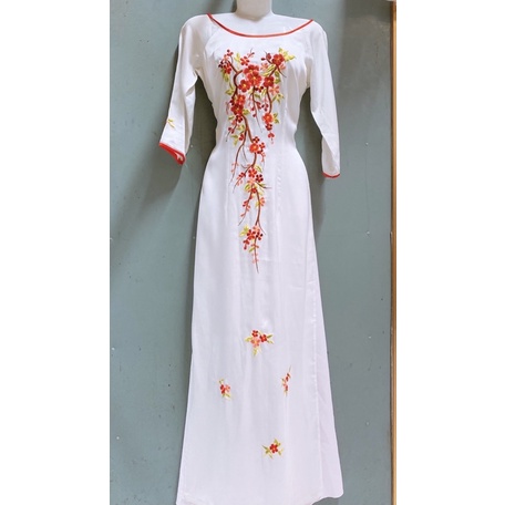 Áo dài lụa trắng thêu hoa đào cổ tròn