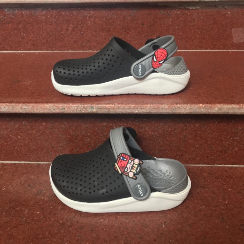 Dép sục bé trai Cross Literide màu đen đế trắng, tặng 10 sticker