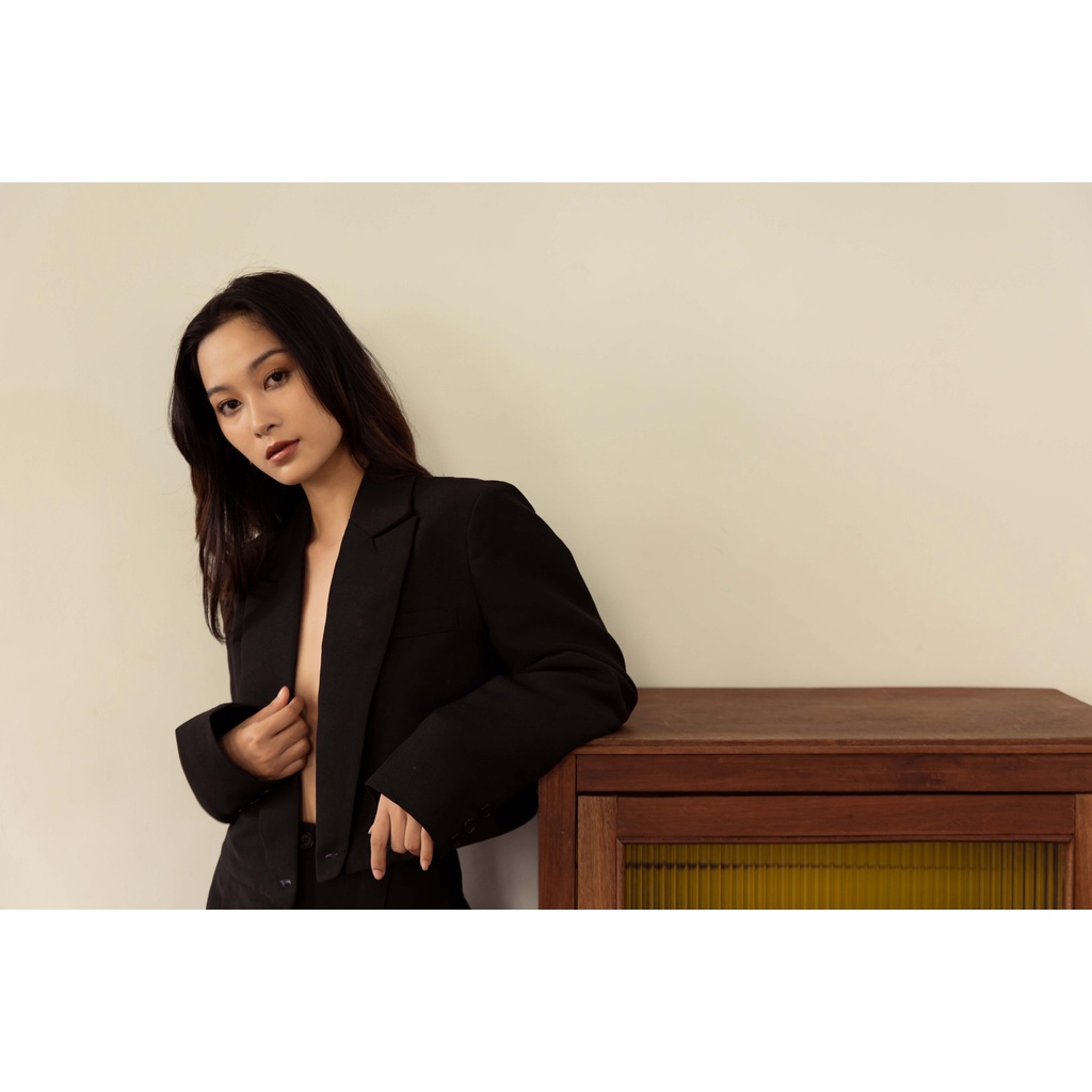 CoNIN-Áo crop top blazer tay dài màu đen | BigBuy360 - bigbuy360.vn