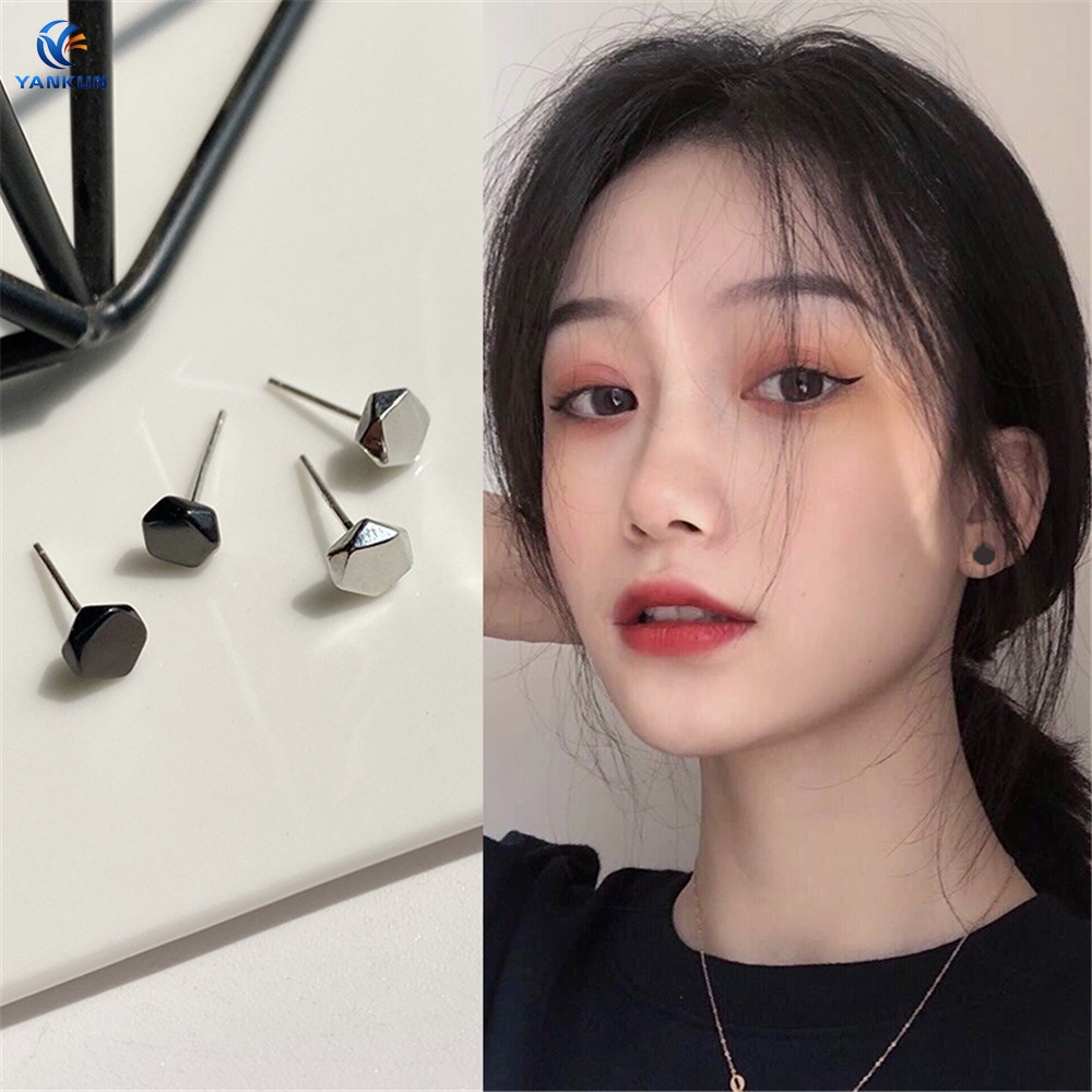 Bông tai nhỏ màu trắng đen đơn giản hợp thời trang cho nữ