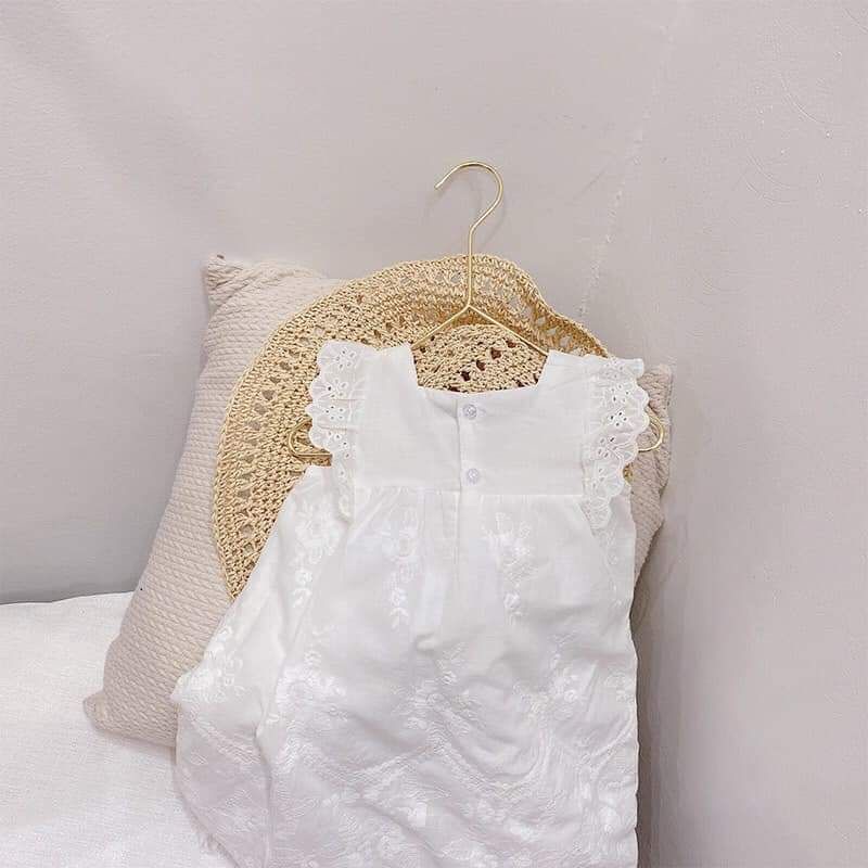 Váy trắng tay bèo thêu ngực