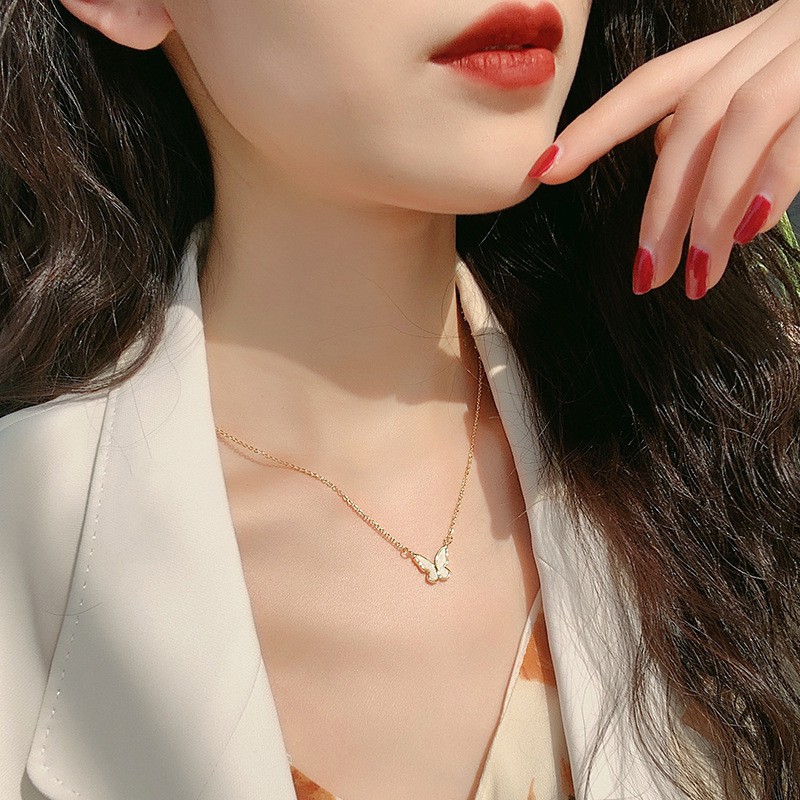 Vòng cổ bướm nhẹ nhàng, nữ tính màu vàng VC131