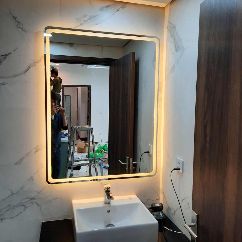 Gương nhà tắm cảm ứng đèn led thông minh treo tường chữ nhật trang điểm kích thước 40x60cm guonghoangkim mã HK-3001