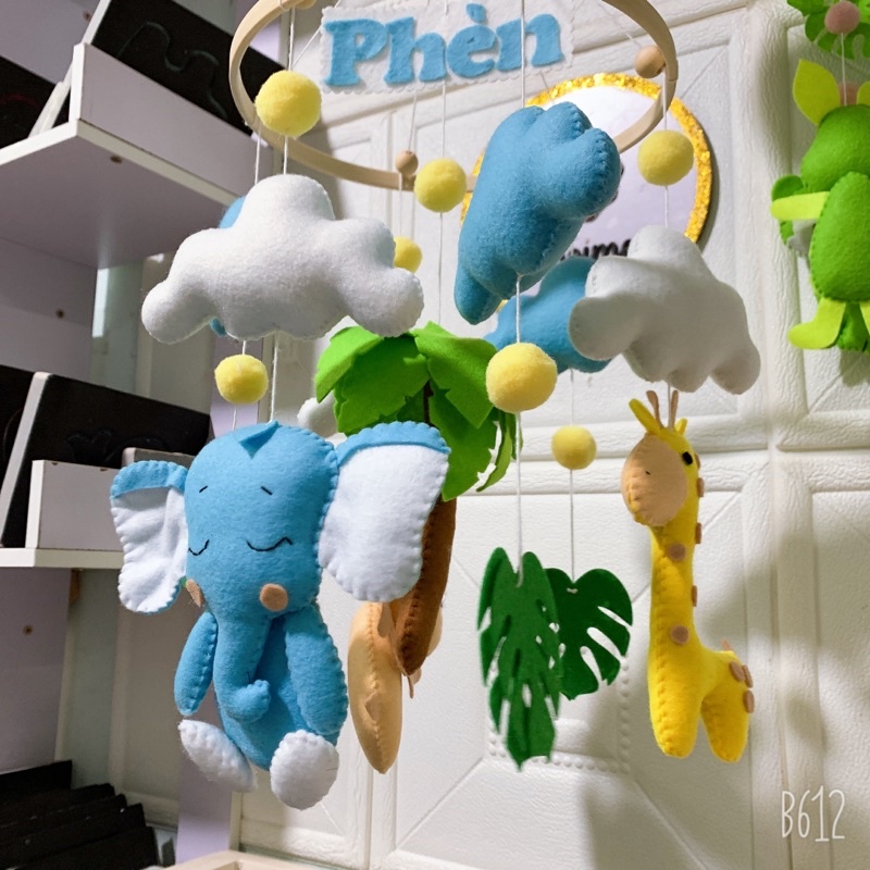 Đồ chơi treo nôi cũi kích thích thị giác cho bé sơ sinh, treo nôi đen trắng tự xoay phát nhạc mẫu THÚ RỪNG VOI XANH