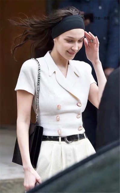 Áo croptop cổ vest Bella Hadid tqxk