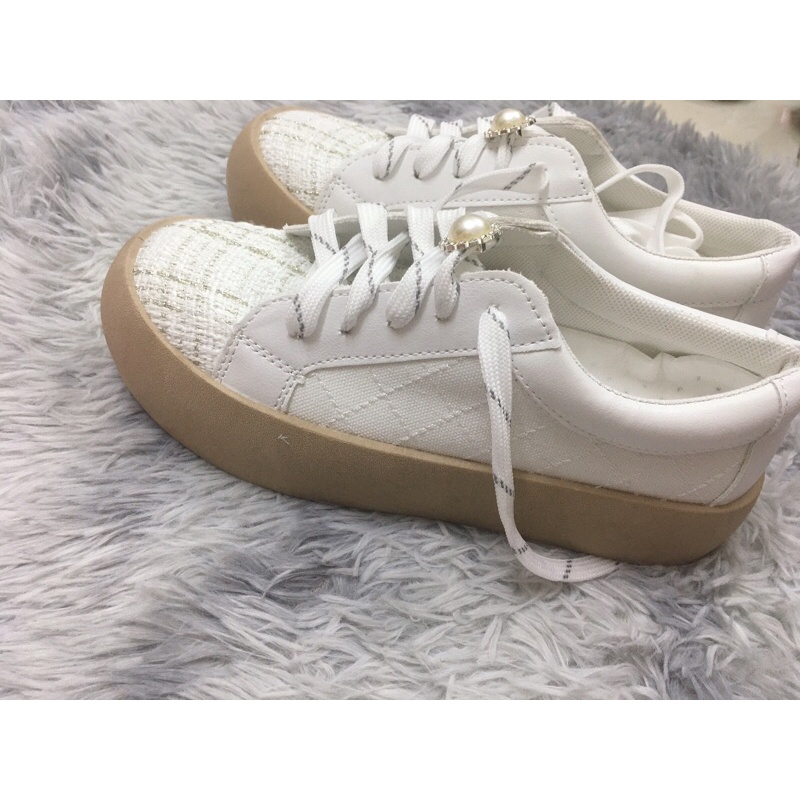 Giày thể thao đế bánh mì nâu vải dạ trắng phối kèm ảnh thật