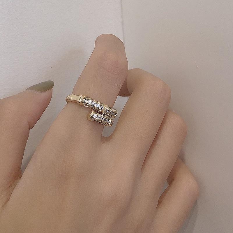Nhẫn thời trang tạo hình độc đáo cho nữ