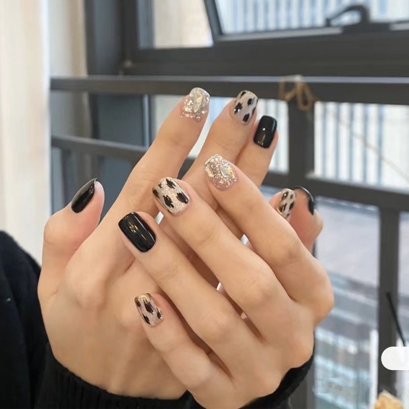 Bán Sỉ Móng Tay Giả Ngắn Màu Đen Và Bạc Họa Tiết Da Báo Kim Cương Pha Lê Cá Tính Mặc Được