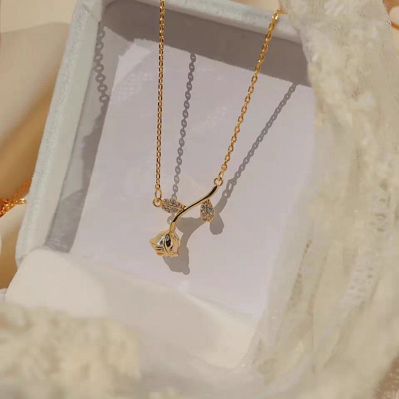 Dây chuyền nữ bằng chất liệu titan thiết kế mặt hoa hồng nhỏ xinh xắn thời trang thanh lịch