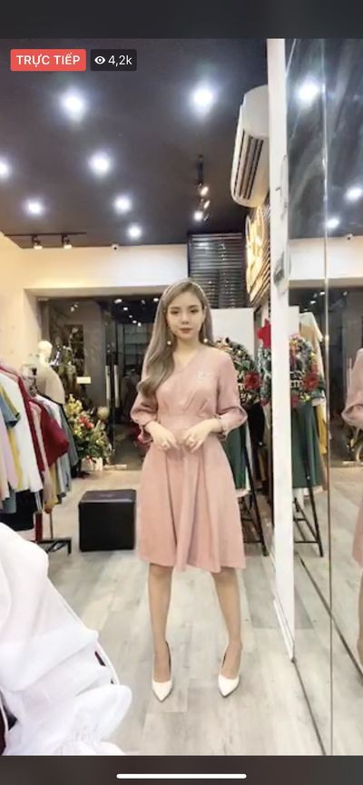 Váy cổ v xếp ly tay