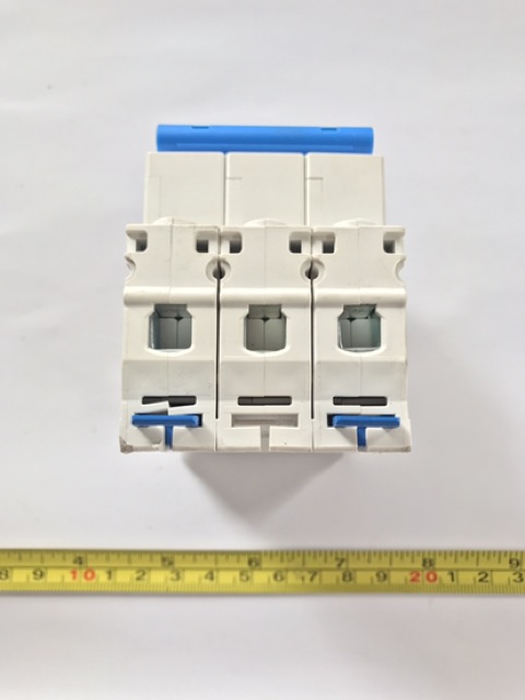 Aptomat 3 pha 10A CHINT