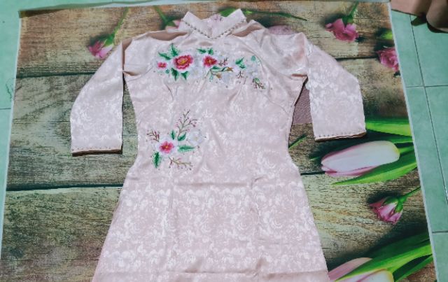 Áo dài gấm trắng , đỏ, hồng thêu 2tà