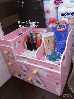 Kệ đựng mỹ phẩm chống bụi MAX PLUS hello kitty 35cm