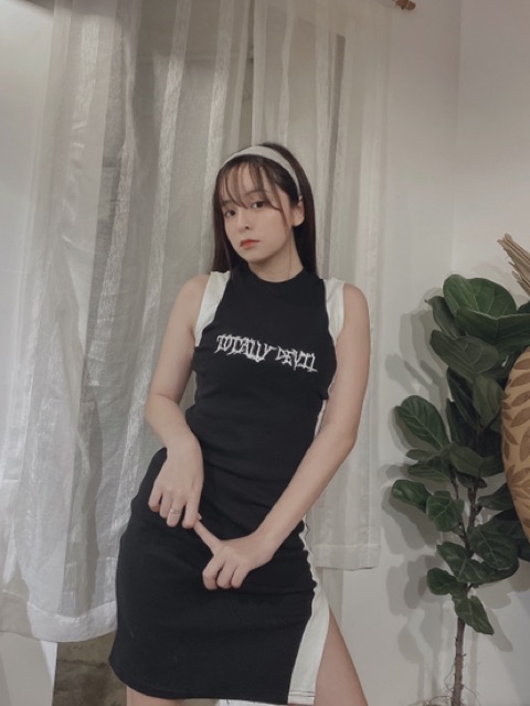 Đầm ôm xẻ tà