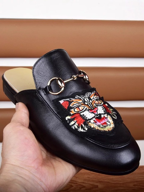 Giày Sục Nam Thêu Mặt Báo Đỏ Kiểu Dáng Hàn Quốc | BigBuy360 - bigbuy360.vn