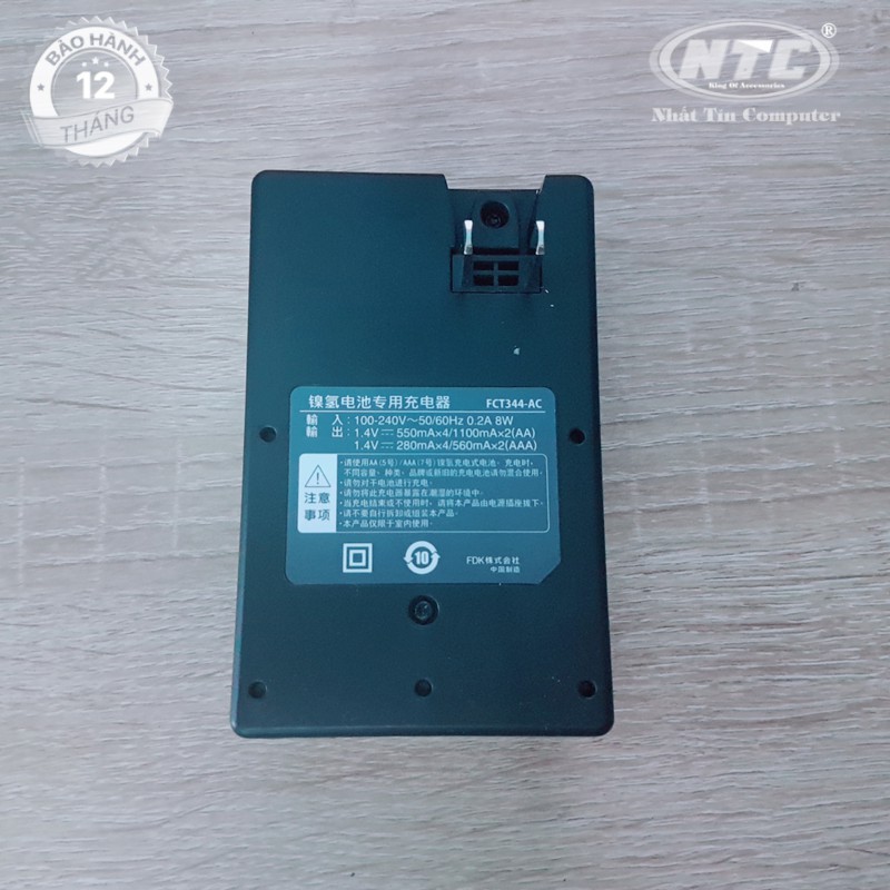 Box sạc kèm 4 pin AA Fujitsu 2450mAh hỗ trợ sạc nhanh Quick charge