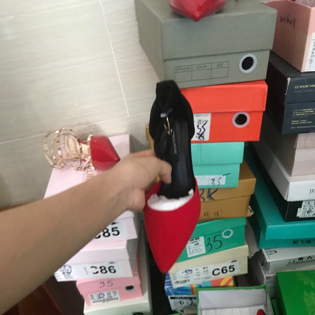 Giày khách đặt livestream