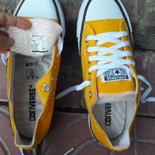 Giày sneaker cổ thấp buộc dây màu vàng