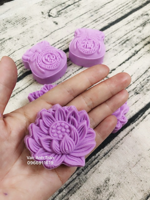 Khuô trung thu lò xo mẫu sen 50 gam