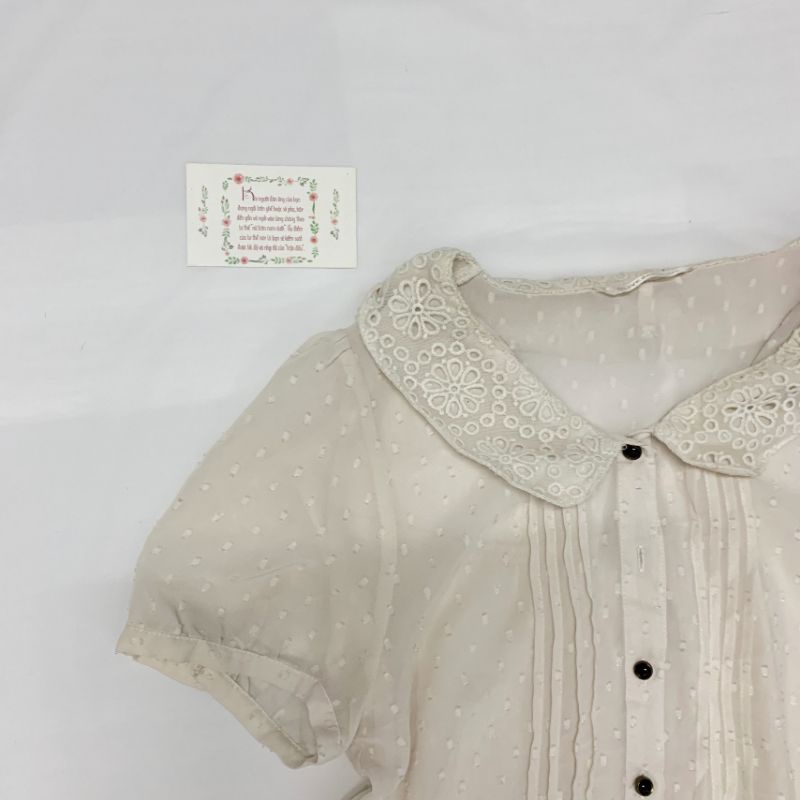 Áo sơ mi cổ sen màu trắng ngà ngắn tay vintage