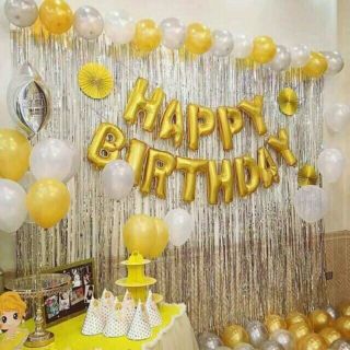 ( kèm bơm + băng dính ) sét sinh nhật đầy đủ bóng happy birthday vàng + 2 rèm trắng + 50 bóng bay ( trắng vàng )