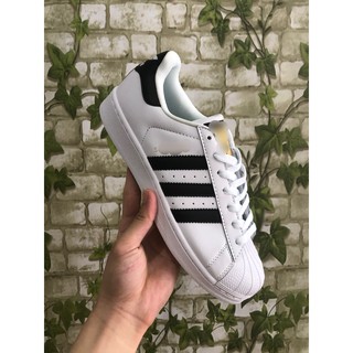 Giày sneaker trắng sần