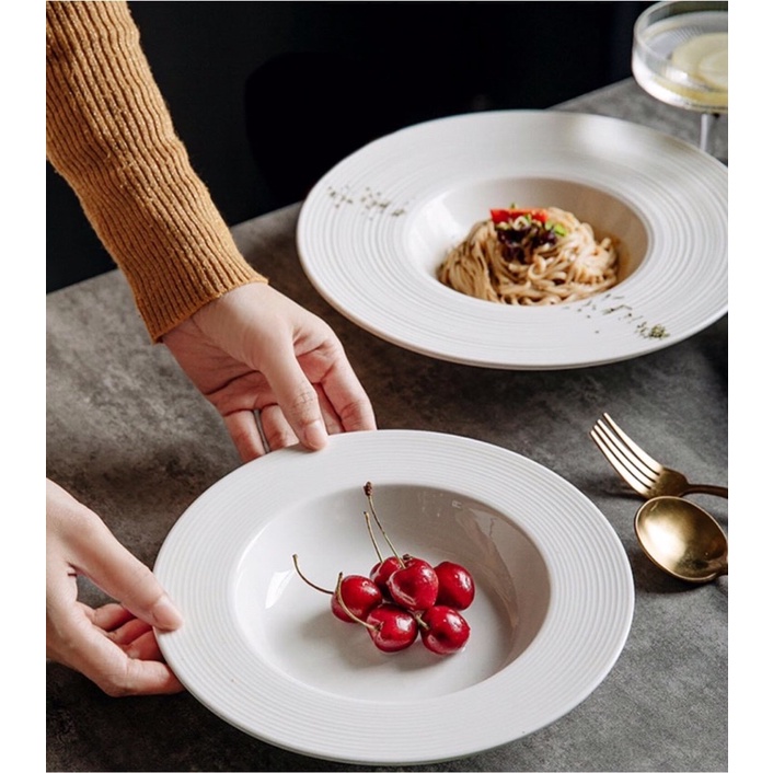 Đĩa mỳ ý trắng vân sóng phong cách nhà hàng phương tây