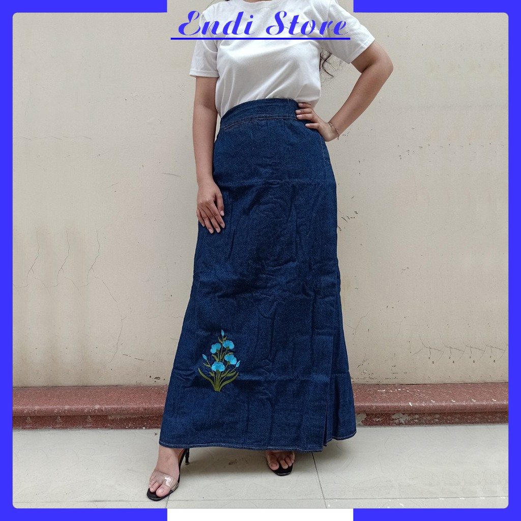 Váy Chống Nắng Dài Chất Liệu Jean Cao Cấp Có Thêu Thêm Họa Tiết Hoa Thanh Tú Xanh Nổi Bật Cùng Nút Gài Sau Lưng