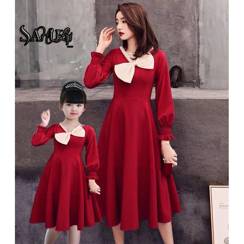 Set Đầm đỏ nơ ở cổ mẹ phong cách nữ tính hiện đại trẻ trung SAHULU
