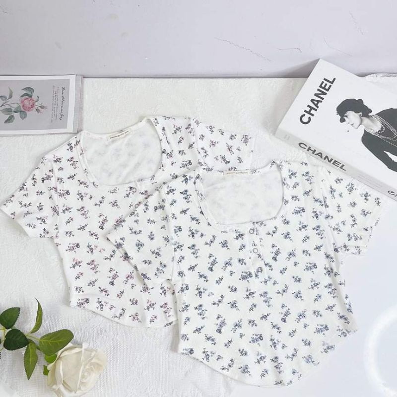 [Hình Thật-Hàng Mới Về]Áo croptop vạt bầu hoa nhí có cúc gài chất cotton xinh xắn .