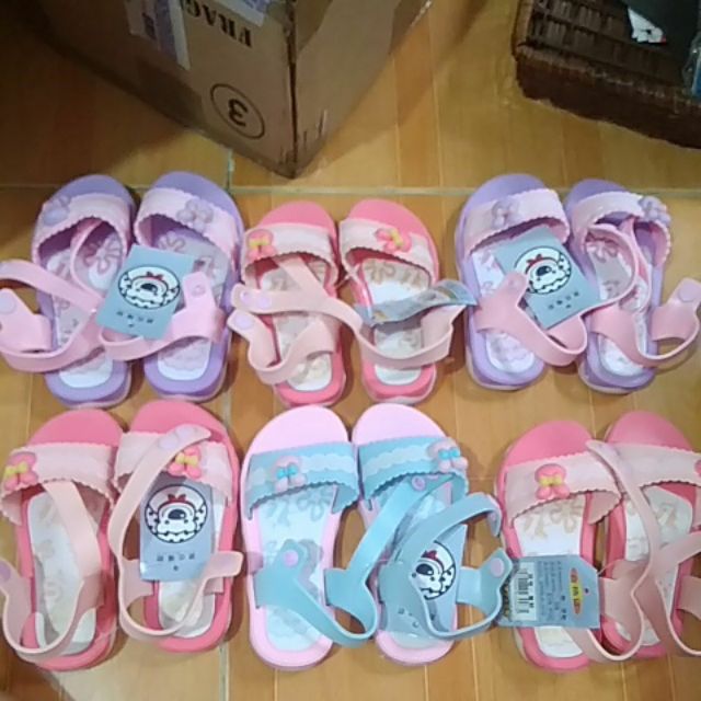 Giày sandan có quai hậu cho bé gái