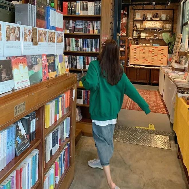 COZOK Áo sweater tay dài form rộng in chữ phong cách Hàn Quốc