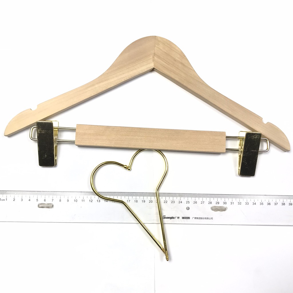 Móc gỗ mộc và kẹp gỗ mộc. Móc áo, kẹp quần bằng gỗ