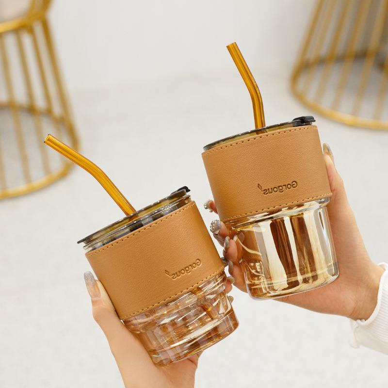 [QUÀ TẶNG MÓC DÁN TƯỜNG] Cốc Thủy Tinh Bọc Da Hổ Phách Dung Tích 450ML Cao Cấp Có Nắp Kèm Ống Hút Chịu Nhiệt