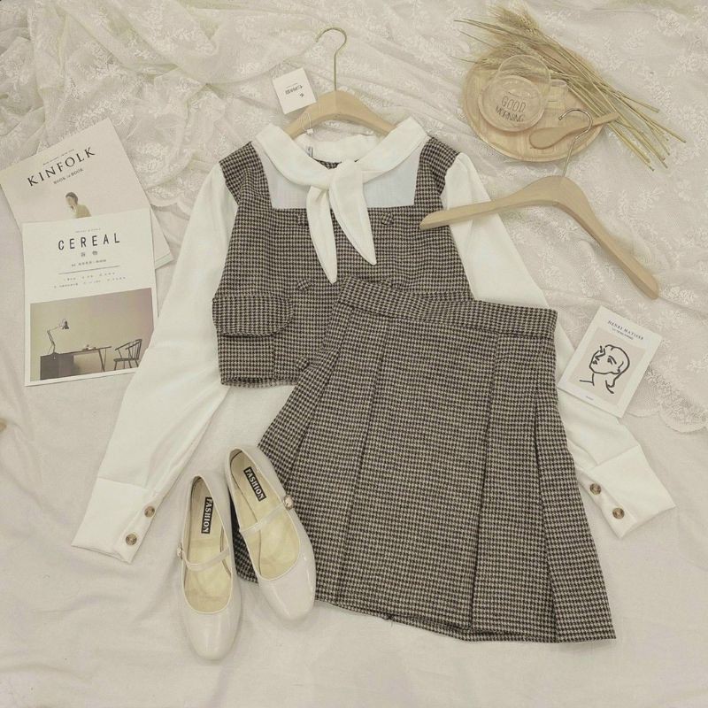 Set áo caro phối + chân váy xếp li.