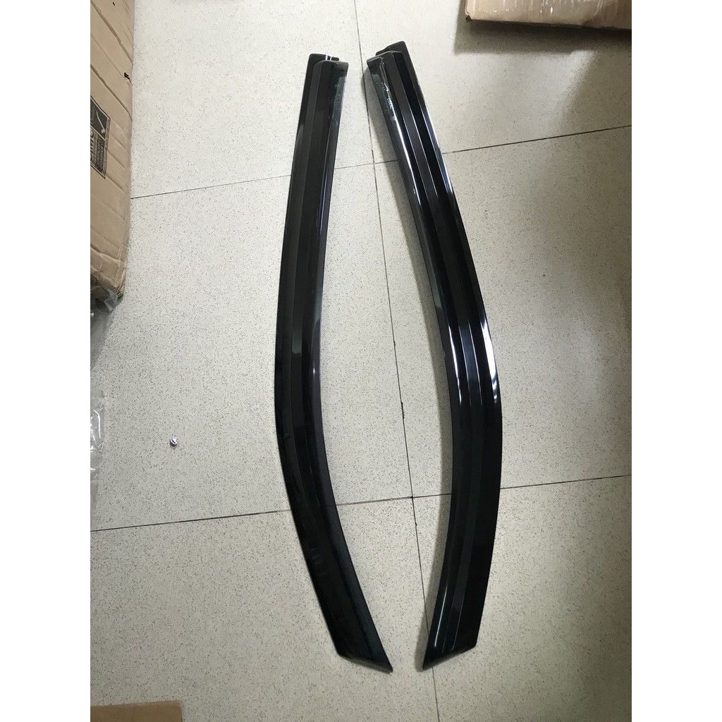 Bộ 2 chiếc vè mưa đen Hyundai Starex các form 2001-2006