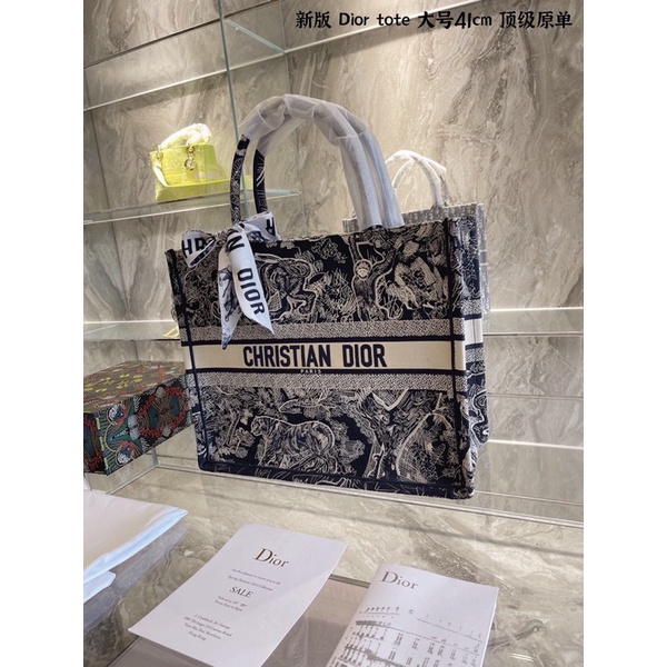 Túi mua sắm thêu động vật Dior Booktote rất đẹp tay cầm cuốn khăn lụa dior CD