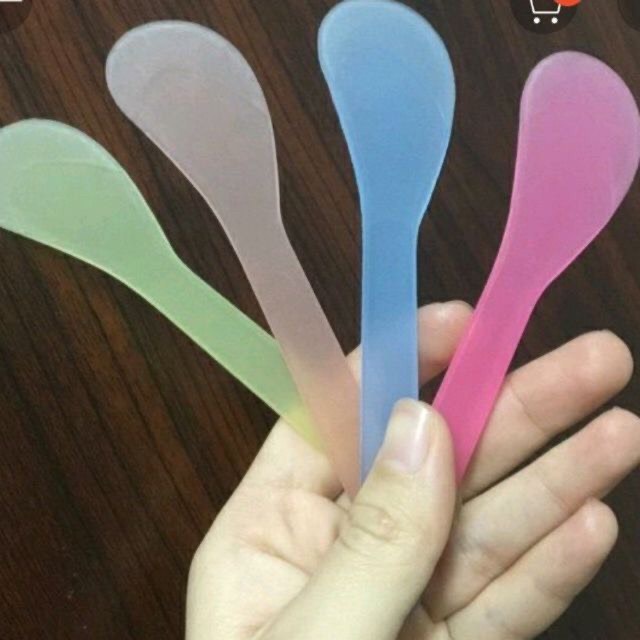 Thìa nhựa đắp mặt nạ