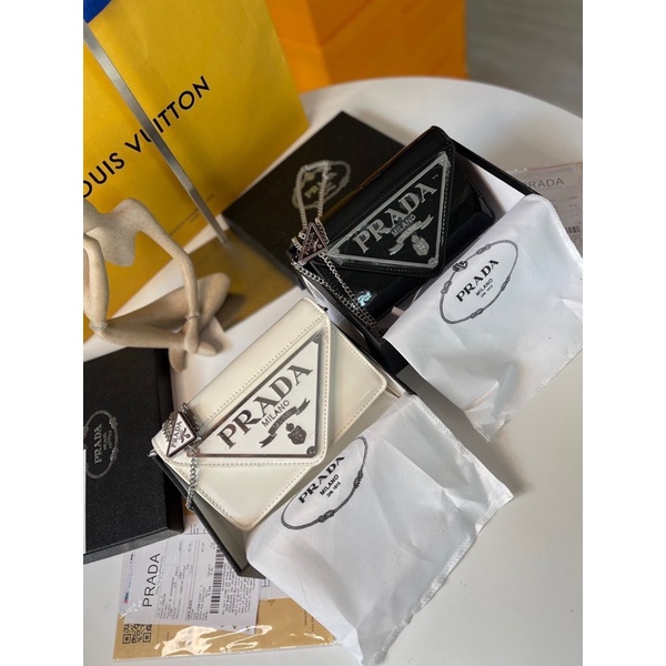 Túi xách prada da bóng dây xích ngọc trinh