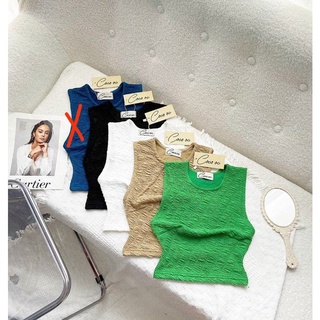 Áo crop top sát nách.