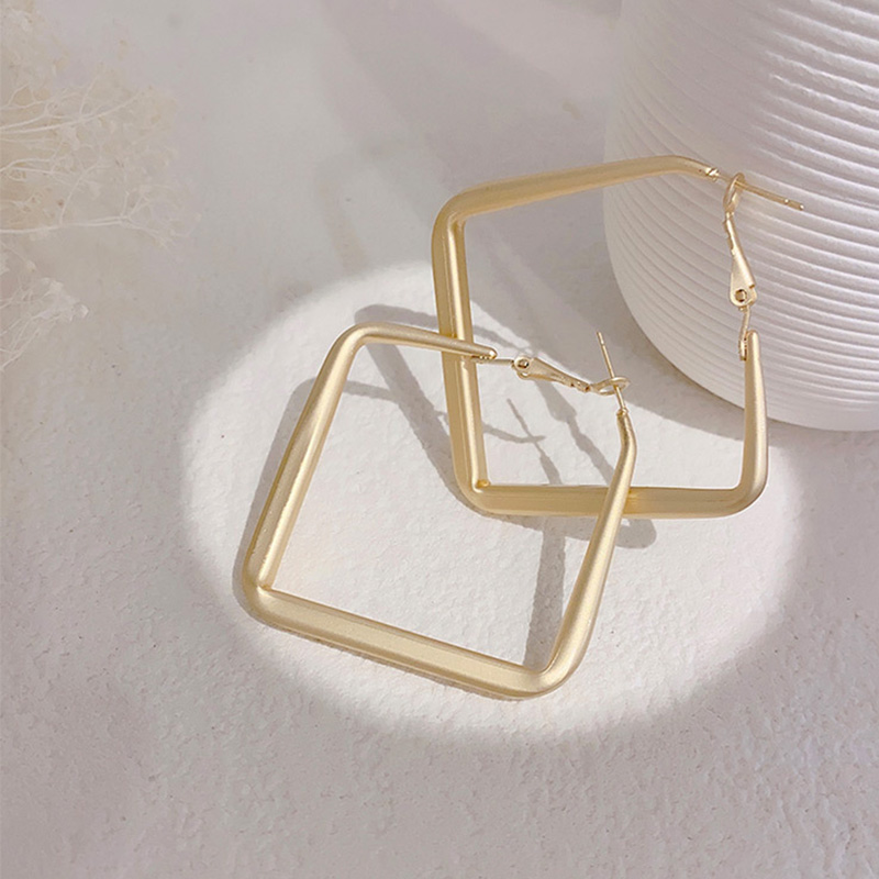 Khuyên tai thời trang kiểu vuông sang trọng dễ phối đồ