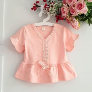 Áo thun cổ tim viền ren bé gái