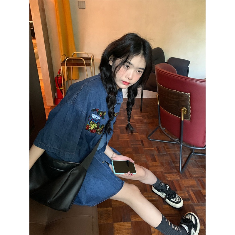 Áo Sơ Mi Denim Tay Ngắn Dáng Rộng Thêu Hình Gấu Phong Cách Hong Kong Cho Nữ