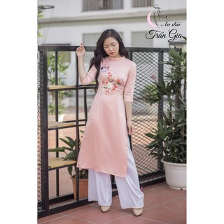 Áo dài cách tân thêu tay (Ảnh xưởng thuê mẫu chụp)