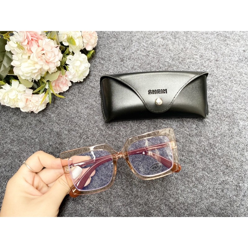 Kính Trắng chống ánh sáng Xanh Shein sang sịn mịn ạ, Có Mail mua hàng tại web của hãng.