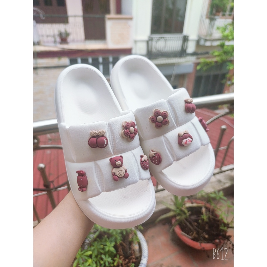 Dép bánh mỳ nữ, dép quai ngang gắn sticker hoạt hình siêu đáng yêu