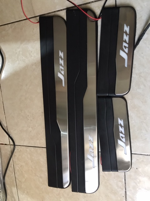 Ốp bậc cửa, nẹp bước chân ngoài xe Honda Jazz 2018-2022, loại có đèn