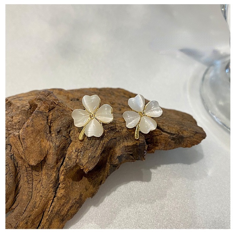 Bông Tai Hình Hoa Bốn Lá Xinh Xắn Dễ Phối Đồ